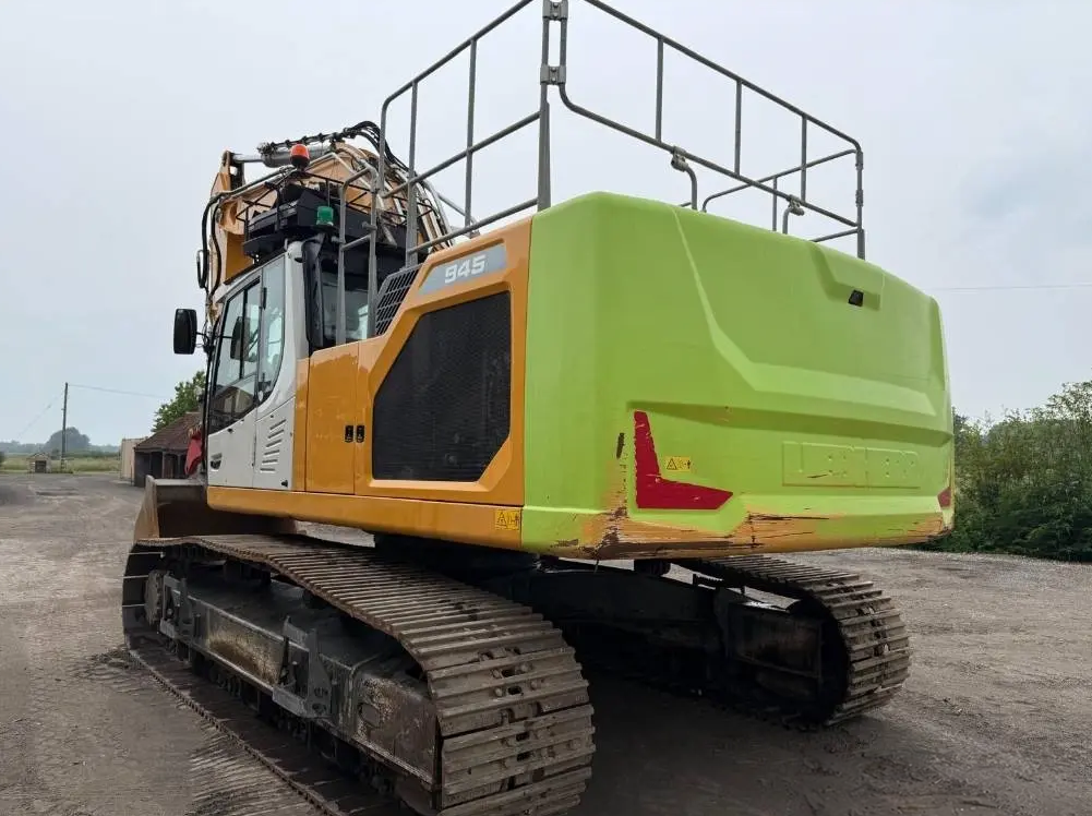 Liebherr R 945 S-HD – GBP 155,000