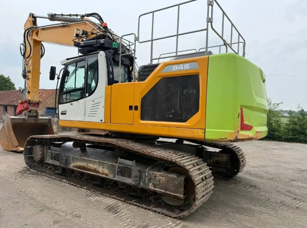 Liebherr R 945 S-HD – GBP 155,000
