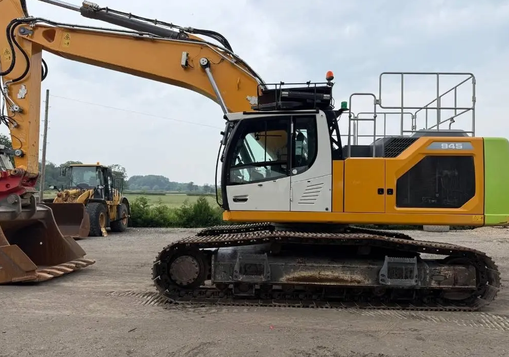 Liebherr R 945 S-HD – GBP 155,000