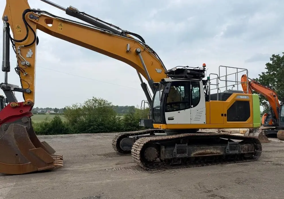 Liebherr R 945 S-HD – GBP 155,000