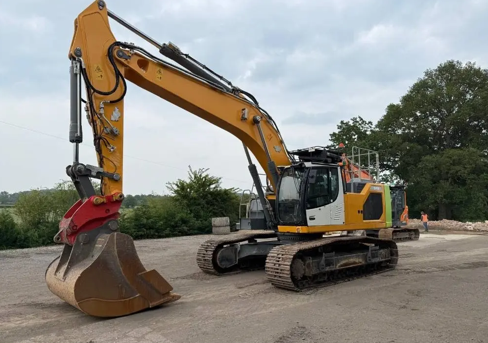 Liebherr R 945 S-HD – GBP 155,000